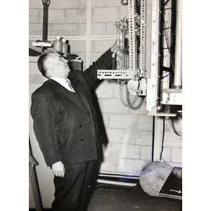 Antoine Priore devant une machine